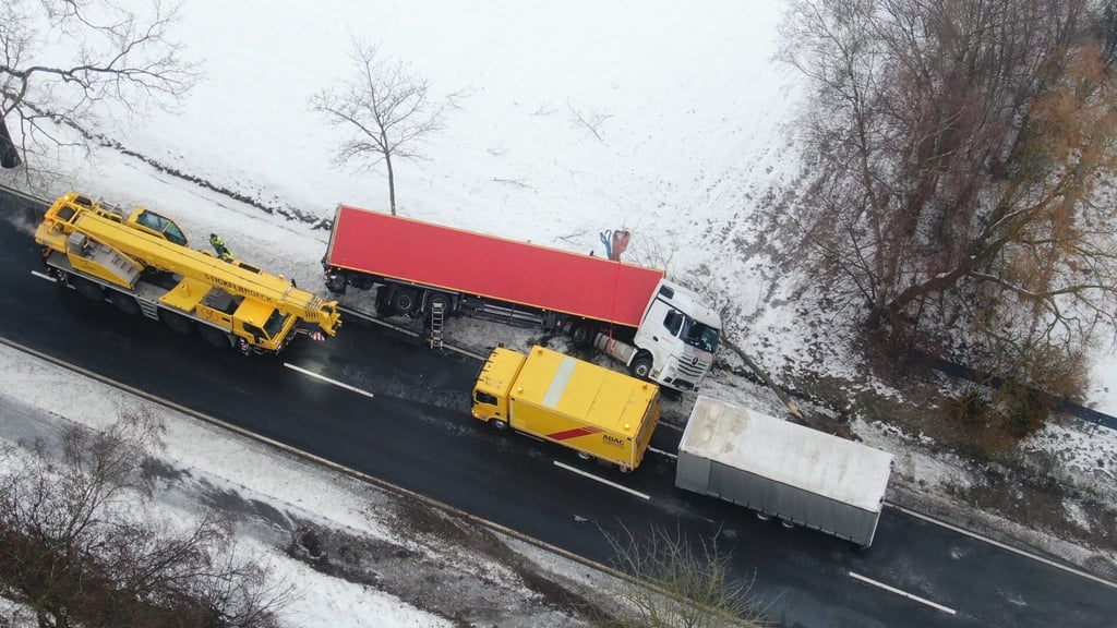 Ein tonnenschwerer Sattelzug liegt im Landkreis Osnabrück im Graben und die Bergung gestaltet sich schwierig.