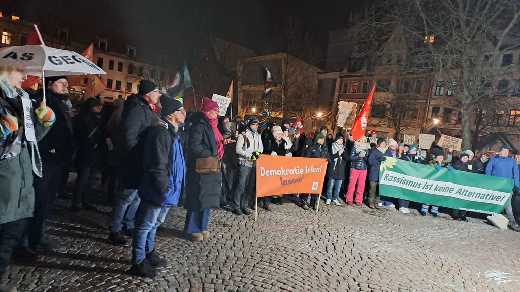 Unter dem Motto „Bitterfeld-Wolfen zeigt Haltung“ hat das Netztwerk Zukunft auf den Bitterfelder Marktplatz eingeladen.