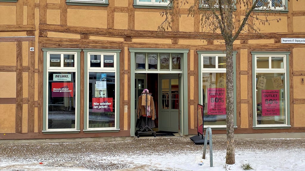 Links an der Neperverstraße 47 ist das Büro der Linken in Salzwedel. Rechts will demnächst die gesichert rechtsextreme AfD einziehen.