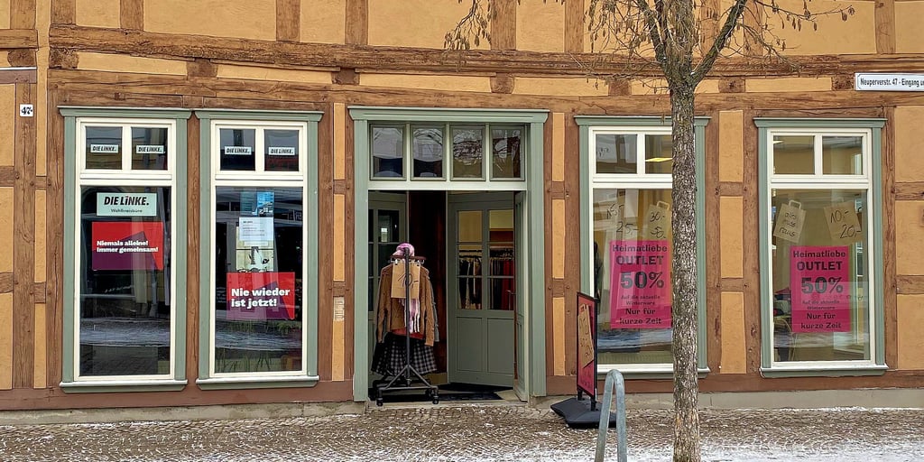 Links an der Neperverstraße 47 ist das Büro der Linken in Salzwedel. Rechts will demnächst die AfD einziehen.