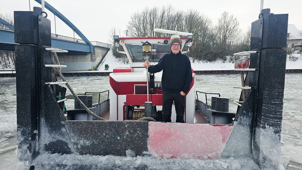 Schiffsführer Carsten Kling steht auf dem Eisbrecher „Paula“ auf dem Mittellandkanal.