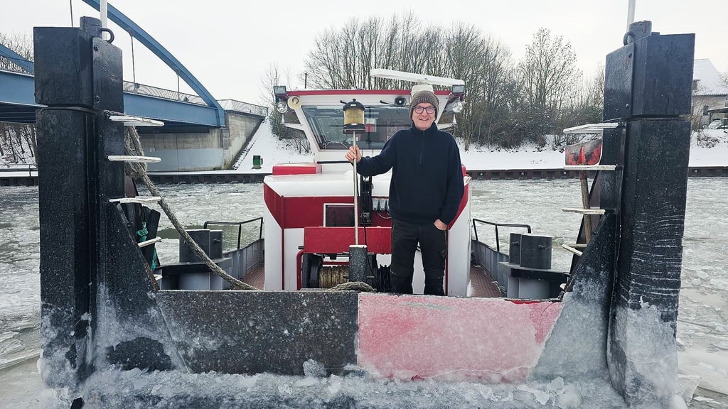 Schiffsführer Carsten Kling steht auf dem Eisbrecher „Paula“ auf dem Mittellandkanal.