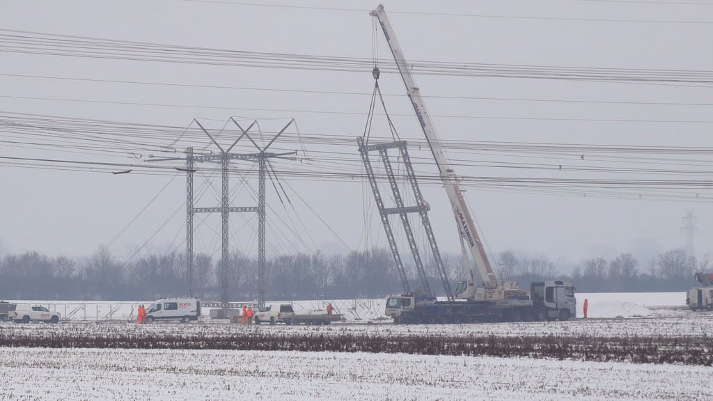 Trotz Eiseskälte laufen die Bauarbeiten an der künftigen Stromautobahn „Suedostlink" auf vollen Touren. Bei Dahlenwarsleben werden Freileitungsprovisorien errichtet.