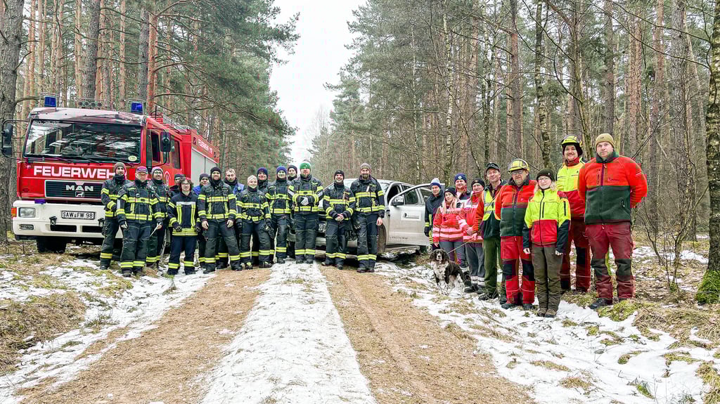 Gemeinsame Rettungsübung im Winterwald: Einsatzkräfte von Bundesforst sowie den Freiwilligen Feuerwehren Berge und Jävenitz stellten sich  einem realitätsnahen Übungsszenario.