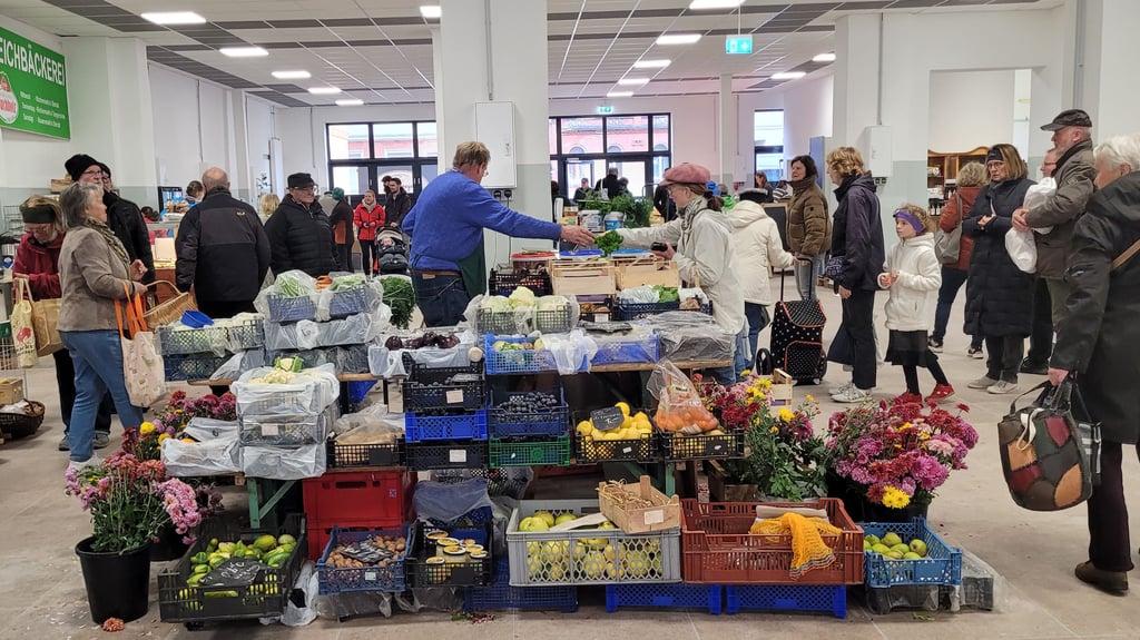 Bei seiner Wiedereröffnung im Jahr 2023 war der Bauernmarkt in Stendal gut besucht.