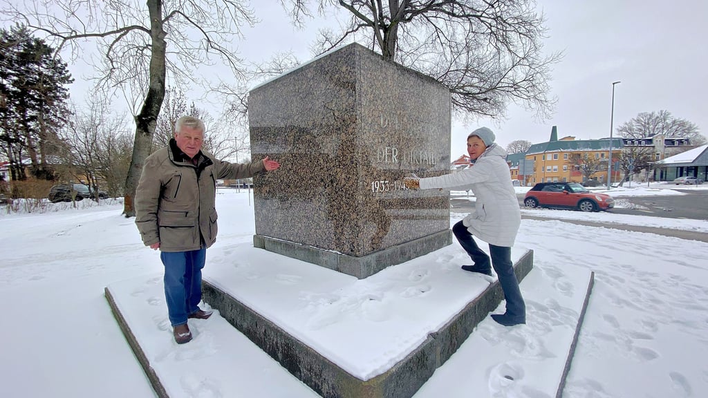 Stadtrat Klaus Dieter Magenheimer (links) zeigt den Platz, auf dem die Friedenstaube zu sehen sein soll, Stadträtin Angelika Flügel verdeckt schon einmal die Daten, die möglichst bald weichen sollen.