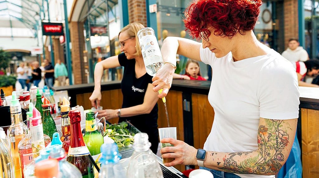 Eine Cocktailbar  zur 80er Party im Outlet-Center zum Verweilen ein. Der Erlös wird für einen guten Zweck gespendet. 