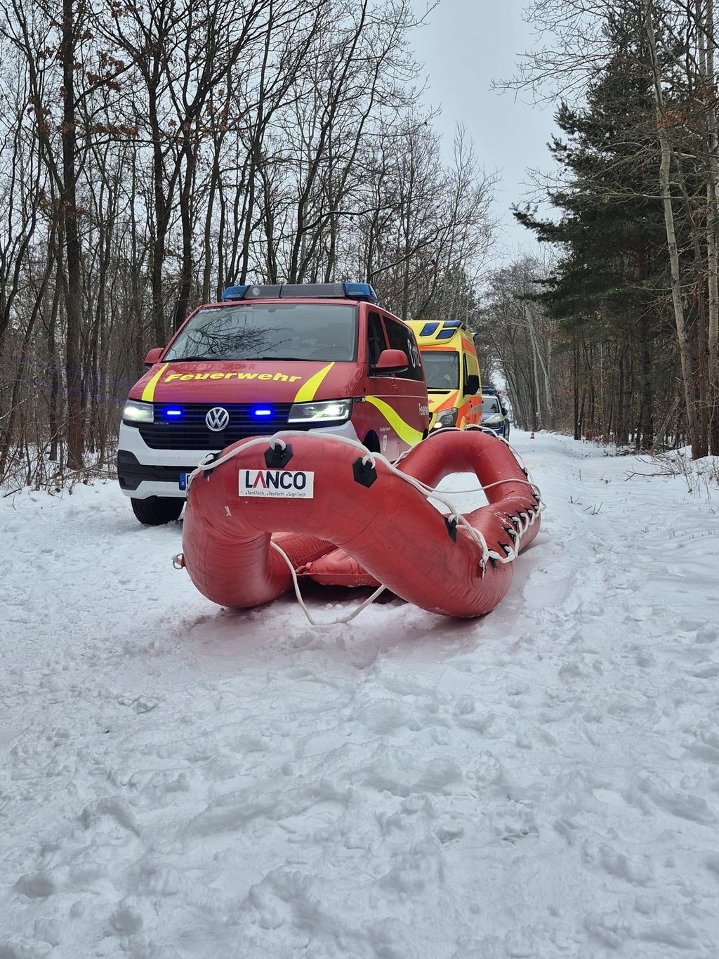 Der Gröberner See im Landkreis Wittenberg ist am Mittwoch einem Mann zum Verhängnis geworden. Er brach durchs Eis und starb. Die Feuerwehr konnte ihn mit dem Schlauchboot bergen.&nbsp;