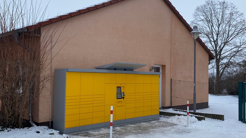 Seit Mittwoch steht am Sportplatz in Parey die neue Poststation.