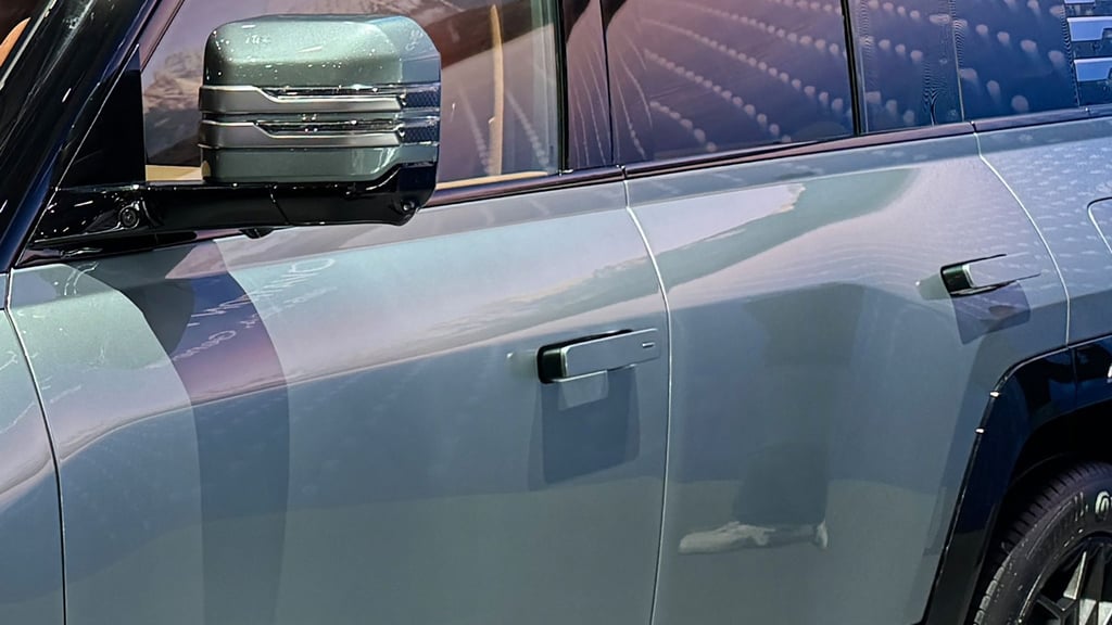 Versenkte Türgriffe können entweder durch Druck an verschiedenen Stellen ausgeklappt werden oder sie fahren sie automatisch aus.