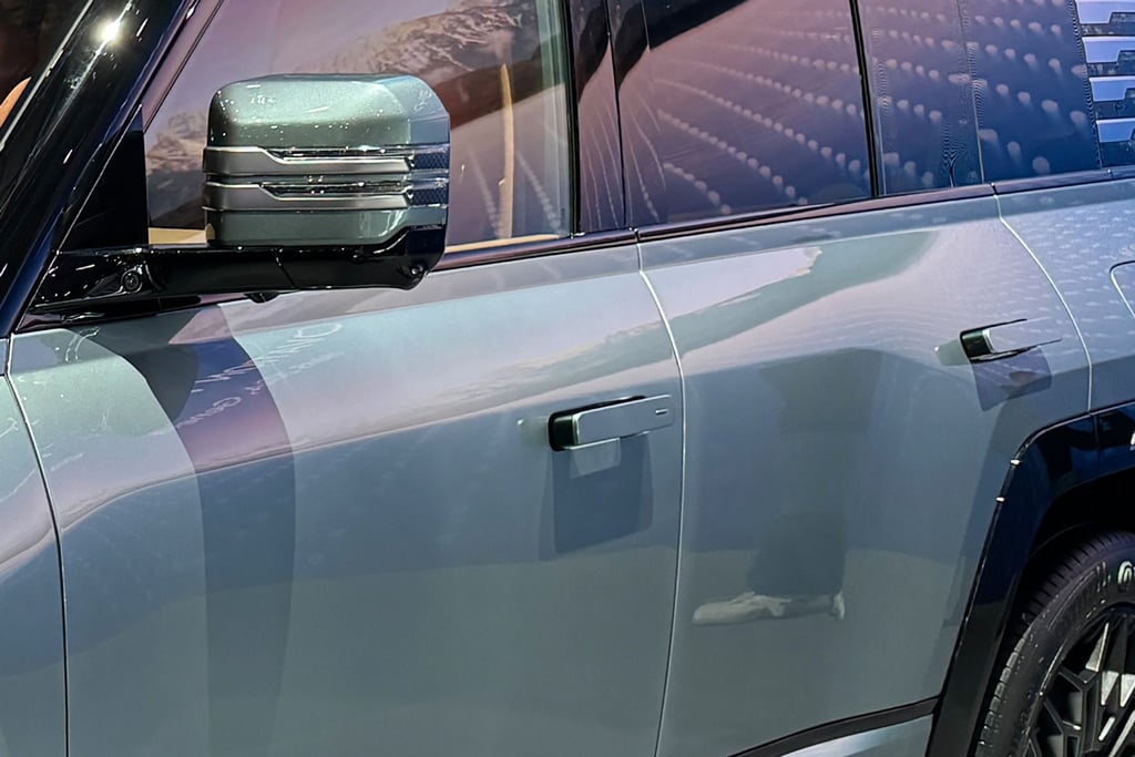 Versenkte Türgriffe können entweder durch Druck an verschiedenen Stellen ausgeklappt werden oder sie fahren sie automatisch aus.