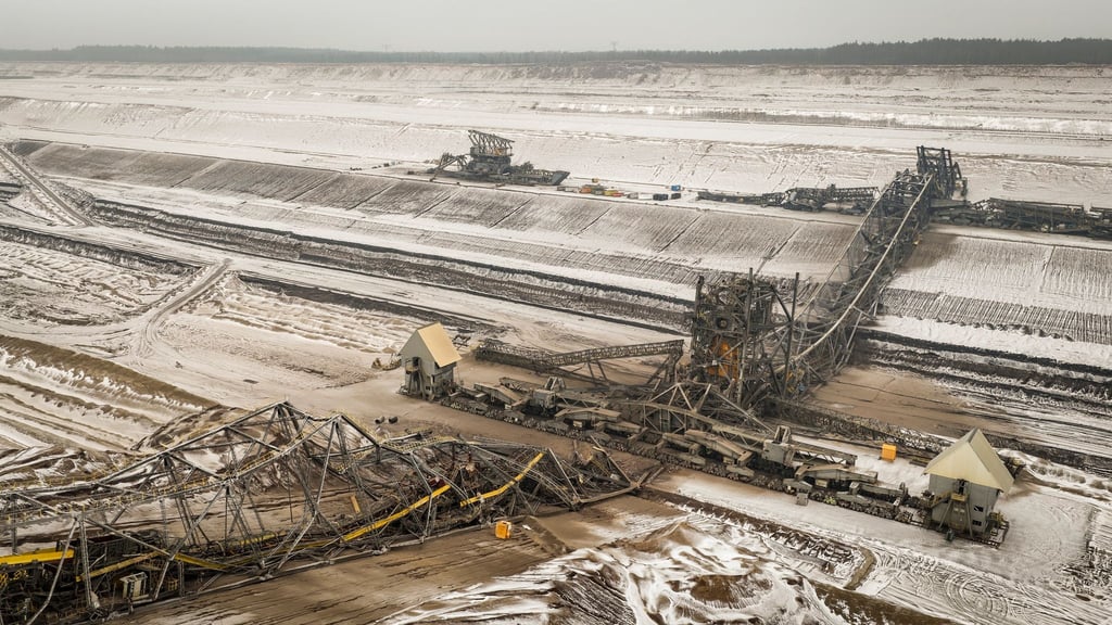 Mit der Sprengung der Förderbrücke F60 im ehemaligen Tagebau Jänschwalde in der Lausitz verschwindet eine der größten mobilen Technikanlagen der Welt. (Archivbild)