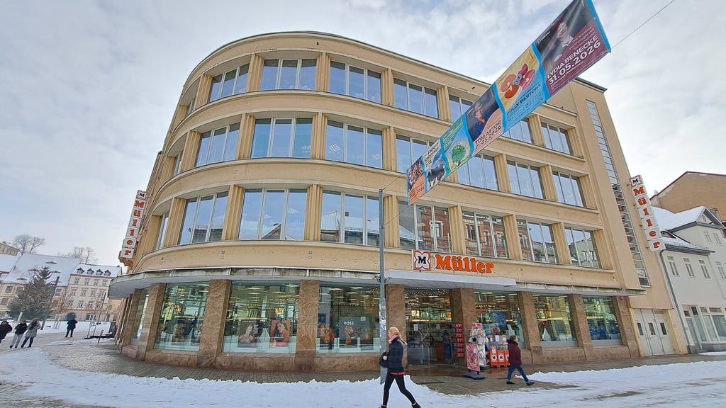 Das historische Müller-Kaufhaus an der Ecke zwischen Martkplatz und Jüdenstraße in Weißenfels steht unter Denkmalschutz. Müller allerdings wird das Gebäude bald verlassen. Die Filiale wird geschlossen.&nbsp;