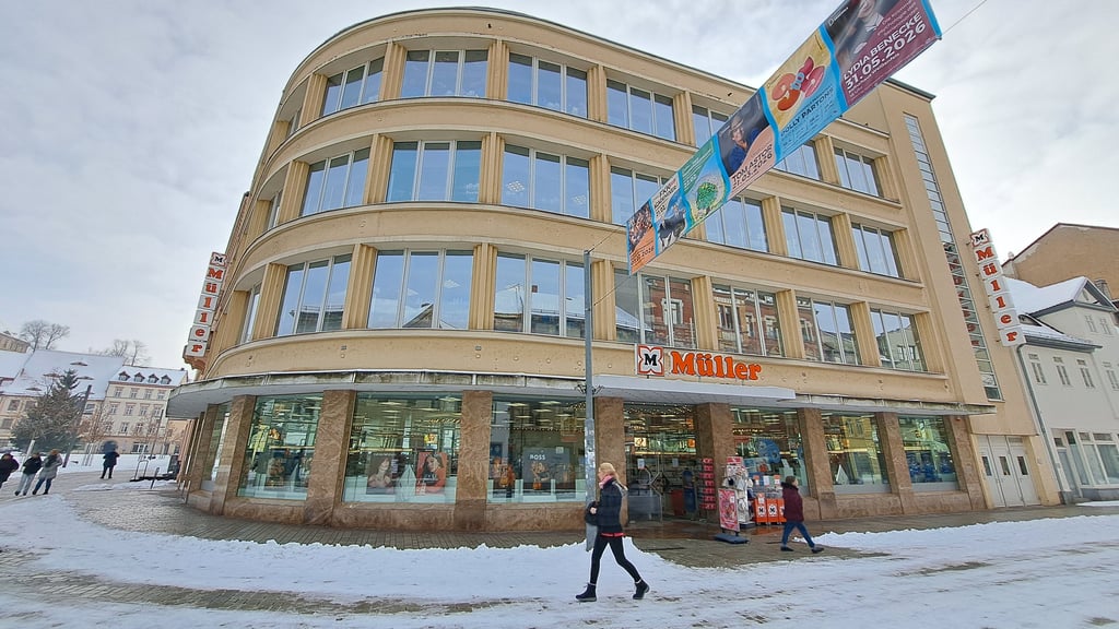 Das historische Müller-Kaufhaus an der Ecke zwischen Martkplatz und Jüdenstraße in Weißenfels steht unter Denkmalschutz.