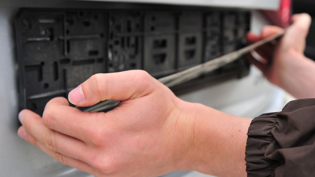 In Weißenfels und anderen Städten im Burgenlandkreis werden immer wieder Nummernschilder von Fahrzeugen gestohlen. Nun sind in einer Wohnung vier als gestohlen gemeldete Kennzeichen aufgetaucht (Symbolfoto).