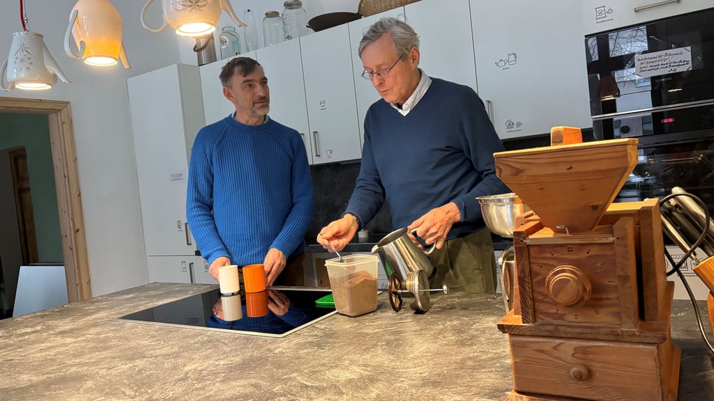 Udo Israel (links) und Curt Stauss bereiten sich in der Gemeinschaftsküche der Wohnunion einen Kaffee zu.