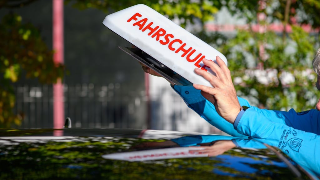 Der Bundesverkehrsminister Carsten Schnieder (CDU) hatte im vergangenen Oktober angekündigt, mit einer Reform die Kosten der Führerscheinausbildung senken zu wollen. (Symbolbild)