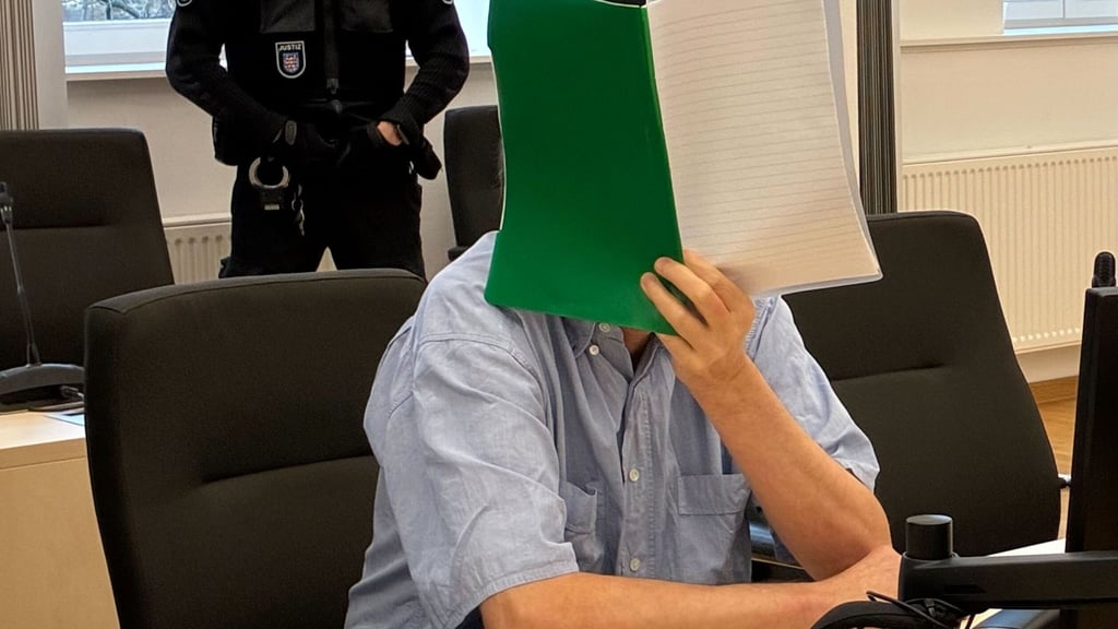 Sieben Jahre Haft fordert die Staatsanwaltschaft für den Lehrer, der in rund 70 Fällen damalige Schülerinnen missbraucht haben soll. (Archivbild)