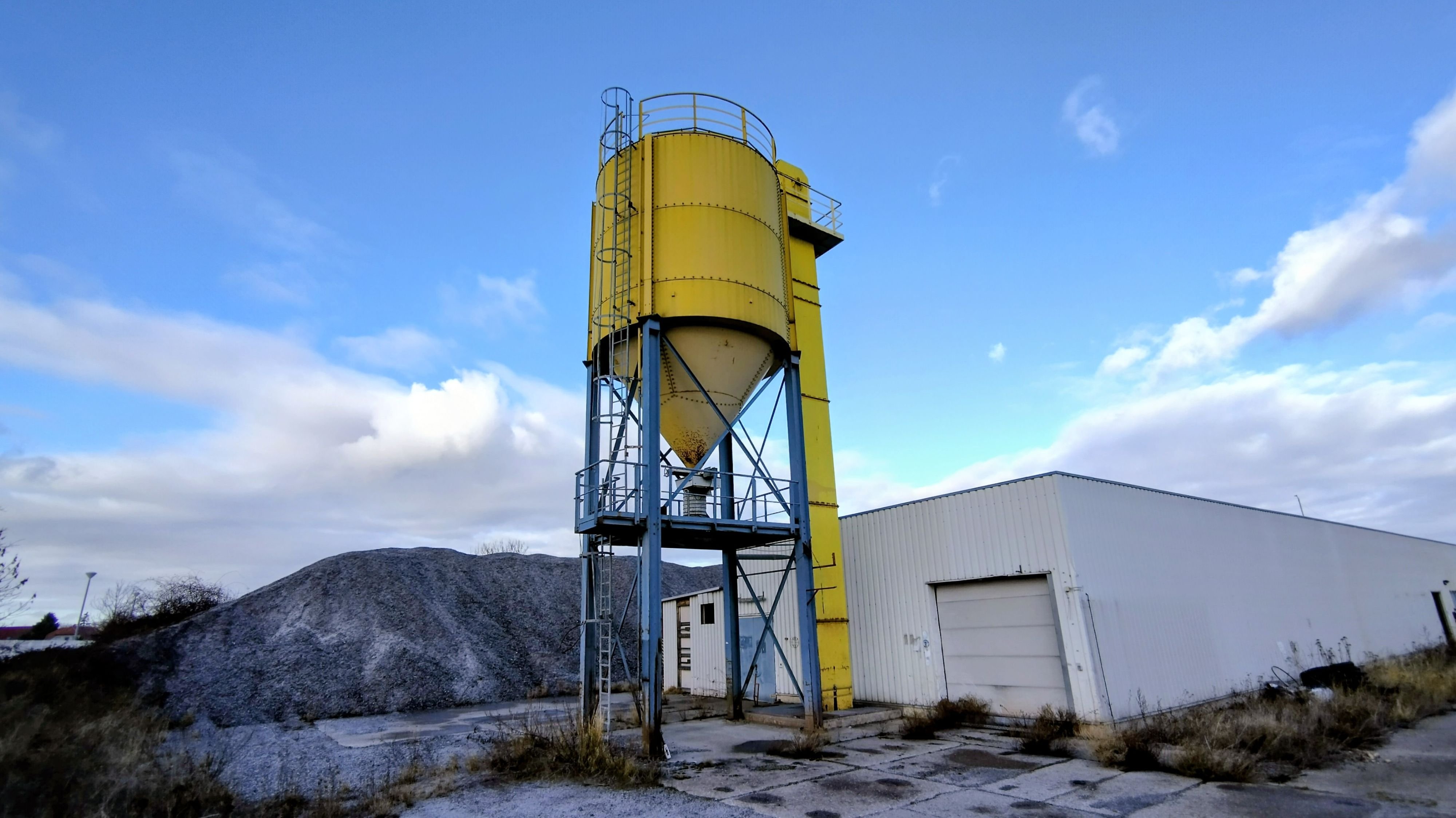 Zwangsversteigerung am Amtsgericht Wernigerode: Glasmüll-Brache im Harz-Dorf Reddeber: Gericht prüft, ob Käufer zahlen kann