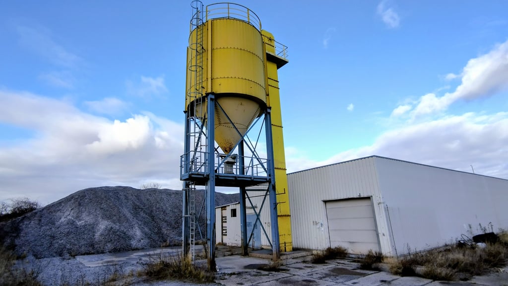 Auf dem ehemaligen Gelände der aufgelösten Firma Recycling technischer Gläser GmbH im Wernigeröder Ortsteil Reddeber lagern immer noch große Glasschutt-Halden.