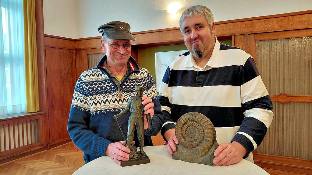 Andreas Ohse (links) und André Späte gehören zum Urgestein der Mineralien- und Fossilenfreunde Elsteraue und bereiten die Börse vor. 