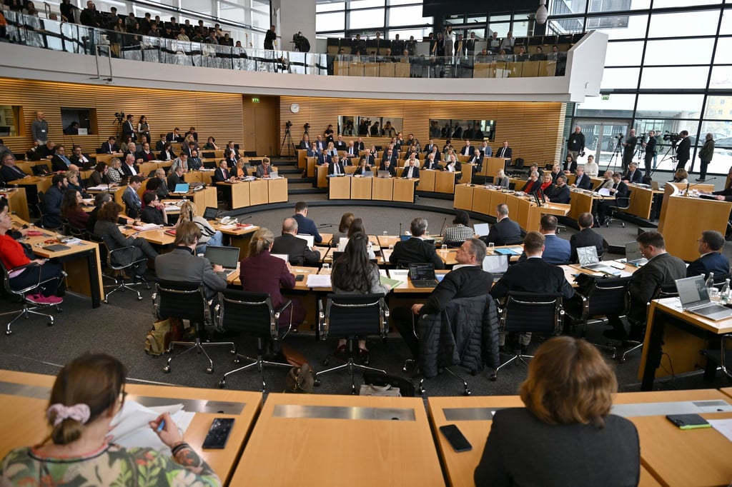 Die Abgeordneten im Thüringer Landtag diskutieren über eine geplante Erweiterung von Kompetenzen der Polizei. (Illustration)
