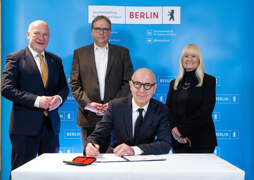 Bernd Neuendorf (vorne) bei der Unterzeichnung der Vereinbarung zum DFB-Pokal.