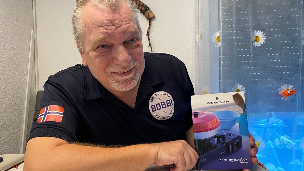 Mario Rahmsdorf aus Derben mit dem eigenen Kochbuch in norwegischer Sprache.