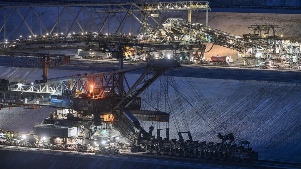 Emotionaler Abschied für Bergleute: Die gigantische Förderbrücke F60 ist am Vormittag gesprengt worden. (Archivbild)