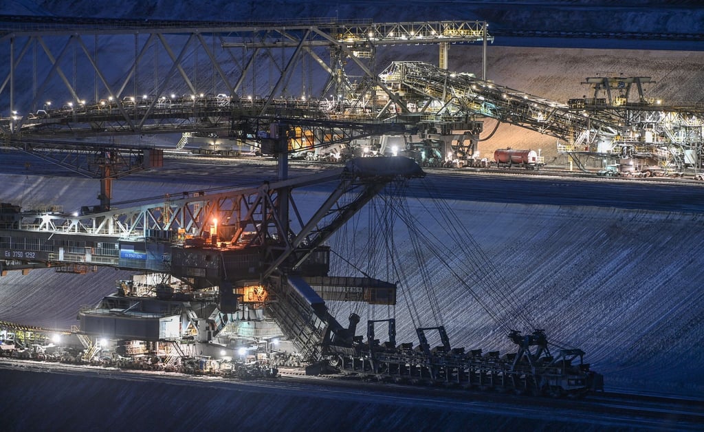 Emotionaler Abschied für Bergleute: Die gigantische Förderbrücke F60 ist am Vormittag gesprengt worden. (Archivbild)