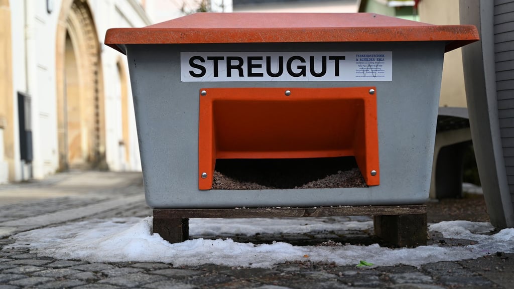 In Sachsen besteht am Morgen Glättegefahr. (Symbolbild)