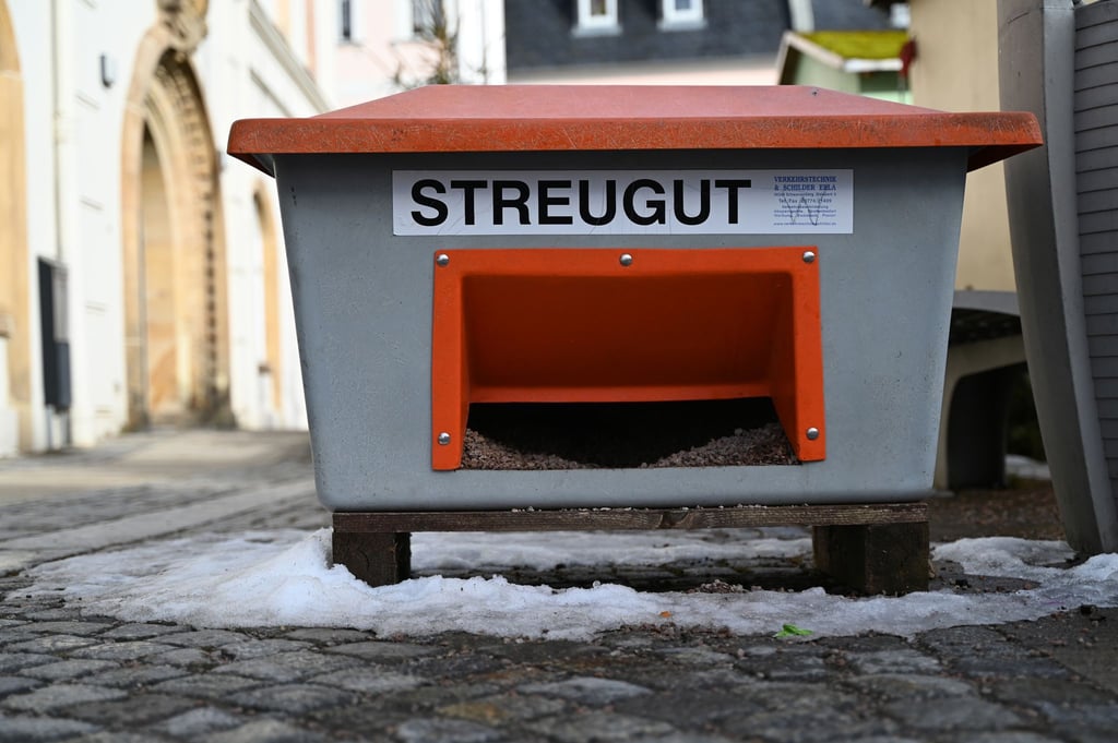 In Sachsen besteht am Morgen Glättegefahr. (Symbolbild)