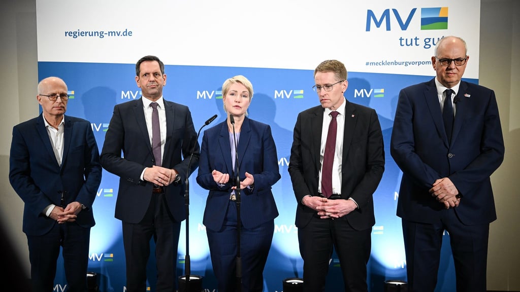 Die fünf norddeutschen Regierungschefs Peter Tschentscher (von links nach rechts, SPD, Hamburg), Olaf Lies (SPD, Niedersachsen), Manuela Schwesig (SPD, Mecklenburg-Vorpommern), Daniel Günther (CDU, Schleswig-Holstein) und Andreas Bovenschulte (SPD, Bremen) arbeiten in manchen Bereichen eng zusammen. (Archivbild)