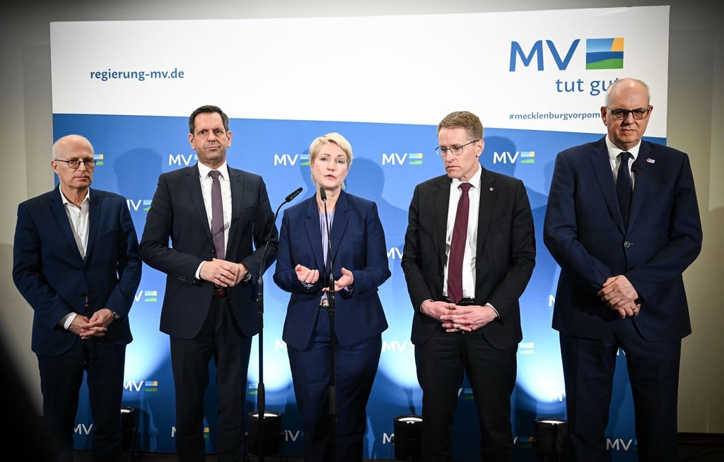 Die fünf norddeutschen Regierungschefs Peter Tschentscher (von links nach rechts, SPD, Hamburg), Olaf Lies (SPD, Niedersachsen), Manuela Schwesig (SPD, Mecklenburg-Vorpommern), Daniel Günther (CDU, Schleswig-Holstein) und Andreas Bovenschulte (SPD, Bremen) arbeiten in manchen Bereichen eng zusammen. (Archivbild)