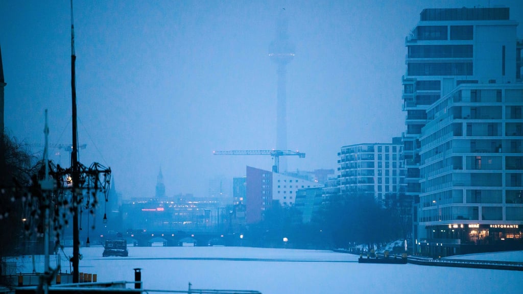 Schnee und Eis liegen auf der Spree.