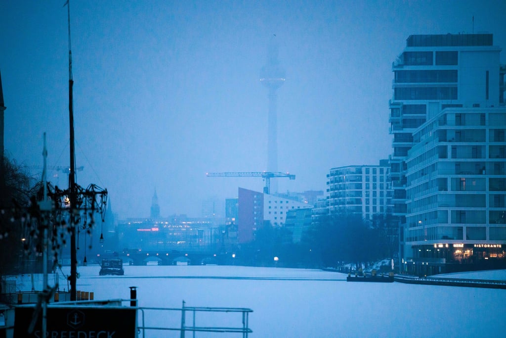 Schnee und Eis liegen auf der Spree.