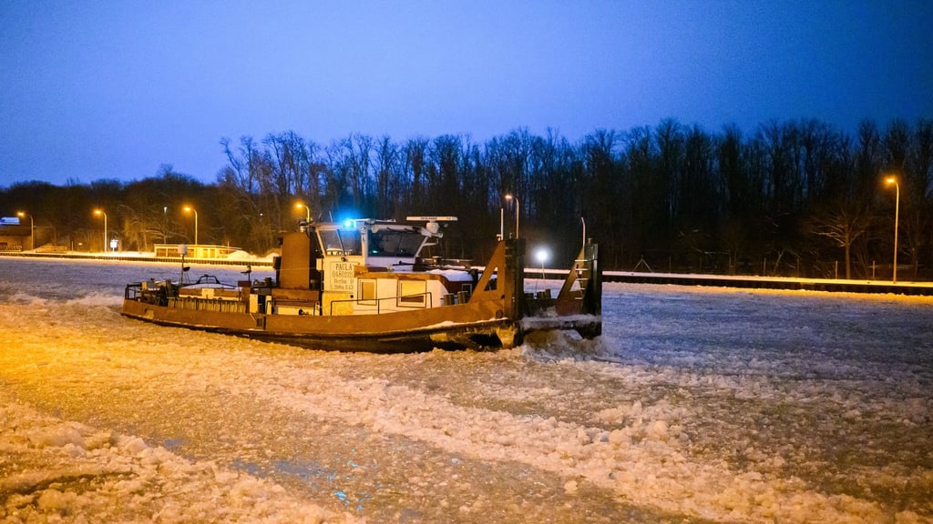 Immer mehr Eis auf den Wasserstraßen: Weitere Sperrungen am Mittellandkanal angekündigt. (Archivbild)