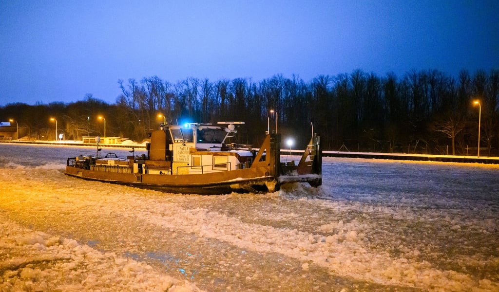 Immer mehr Eis auf den Wasserstraßen: Weitere Sperrungen am Mittellandkanal angekündigt. (Archivbild)