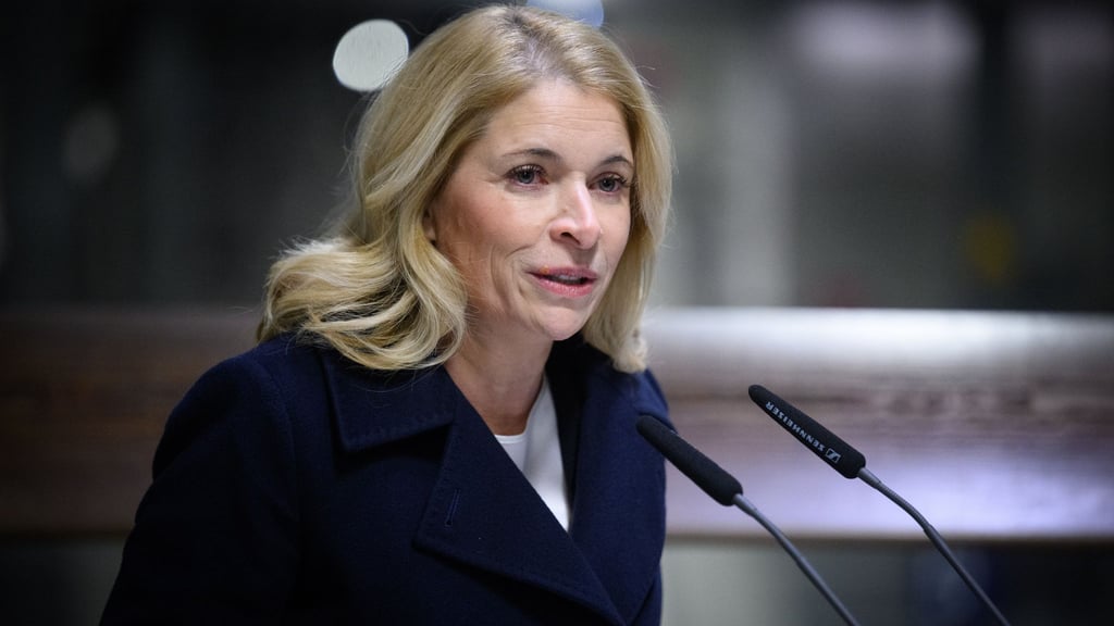 Bahnchefin Evelyn Palla will nach dem tödlichen Angriff auf einen Zugbegleiter einen Sicherheitsgipfel mit den Sicherheitsverantwortlichen im Bahnverkehr einberufen. (Archivbild)