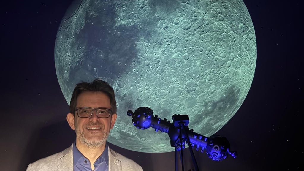 Einmal bis zum Mond und wieder zurück: Dirk Schlesier, Leiter des halleschen Planetariums, nimmt seine Zuhörer mit auf eine Reise zum Mond.