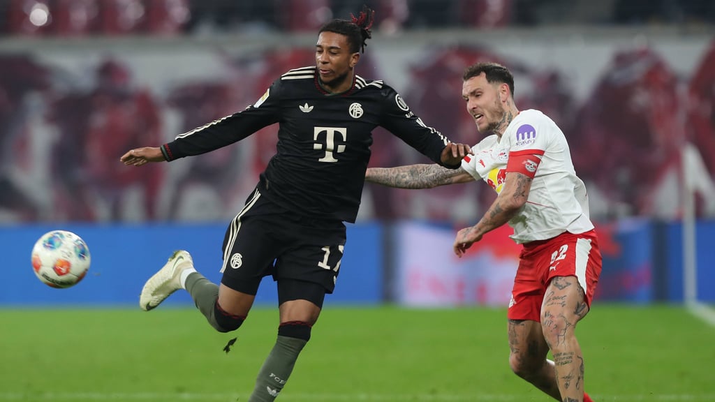 RB-Kapitän David Raum (r.) im Duell mit Bayern-Angreifer Michael Olise.