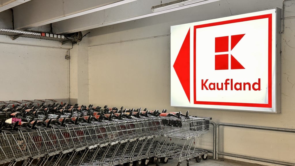 Hinweis führt vorerst vor verschlossene Türen: Die Kaufland-Filiale im Südstadt Center in Halle ist bis auf weiteres geschlossen.