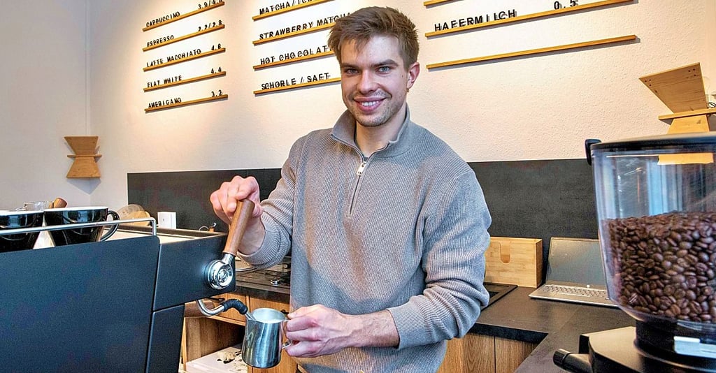 Die Besucher staunten am Mittwoch nicht schlecht. Renars Uscins bereitet in seinem Cafe „10/23" einen Cappuccino zu.