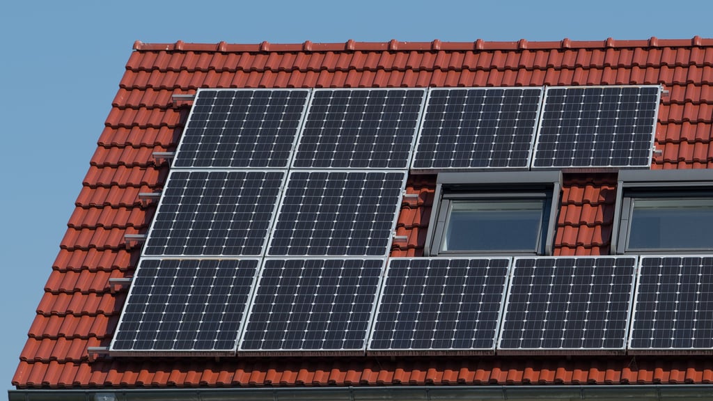 Ein Dach mit Solarmodulen sorgt bei Sonne für Energie.