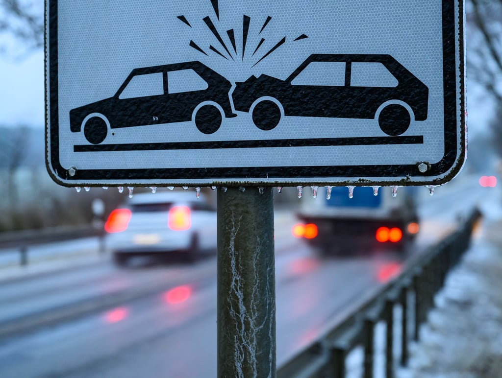 Die A10 wurde zur Rutschbahn - es kam bei Eisglätte gleich zu mehreren Zusammenstößen. (Symbolbild)