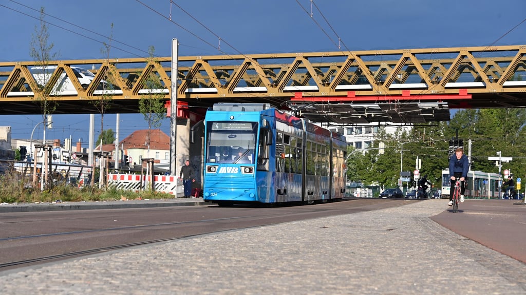 Aktuell rollt der Verkehr auf dem Magdeburger Ring am Damaschkeplatz über die Behelfsbrücke. Der Ersatzneubau soll dank eines neuen Verfahrens innerhalb von drei Jahren stehen.
