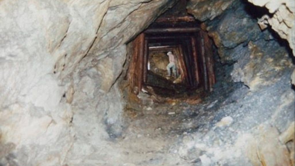 Ein sogenannter Flügelort des Holzbergquerschlages im Hüttenröder Bergrevier. In der Nähe verlief auch ein viel älterer Stollen aus den Anfängen des Bergbaus in der Region.    