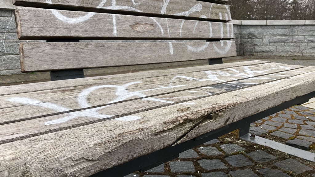 Vandalismus - hier eine beschmierte und beschädigte Bank im Jacobsgarten - sorgt in Gernrode immer wieder Verärgerung – und Schäden. 
