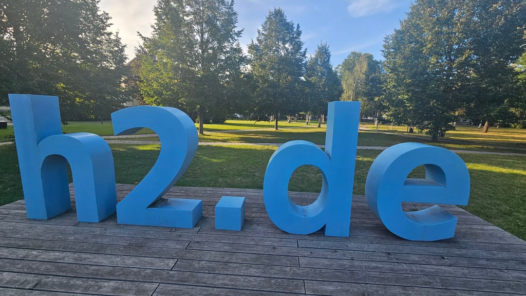 Das Logo der Hochschule Magdeburg-Stendal auf dem Campus im Herrenkrug.