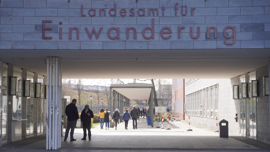 Das Landesamt für Einwanderung in Berlin-Moabit steht wegen unzureichender Reinigung etwa der Toiletten in der Kritik. (Archivbild)